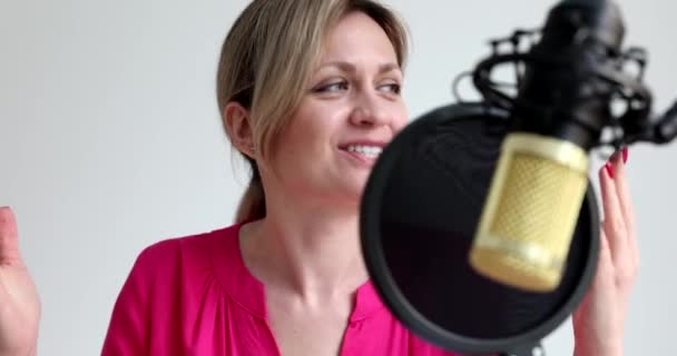 Vrouwelijke Radiopresentator Spreekt Microfoon Opnamestudio Film Werkzaamheden Met Betrekking Tot — Stockvideo
