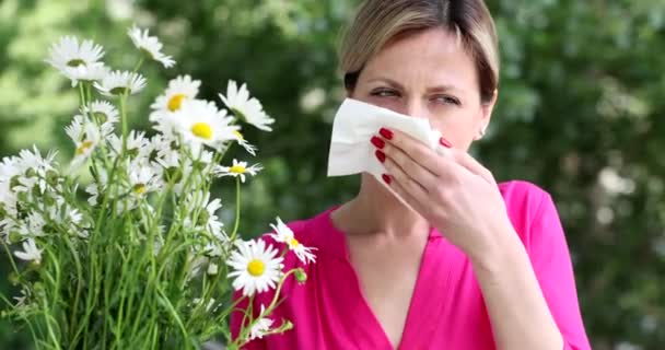 Wanita Muda Dengan Hay Fever Meniup Hidungnya Serbet Bunga Chamomile — Stok Video