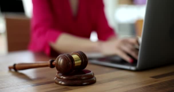 Gavel Juiz Deitado Contra Fundo Mulher Por Trás Laptop Closeup — Vídeo de Stock