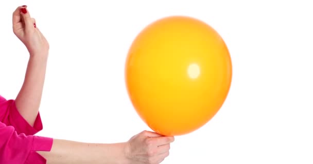 Hand Poppar Orange Ballong Med Säkerhet Pin Närbild Vit Bakgrund — Stockvideo