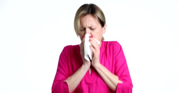 Nemocná Žena Vykašlávání Krve Překvapen Bílém Pozadí Filmu Příznaky Tuberkulózy — Stock video
