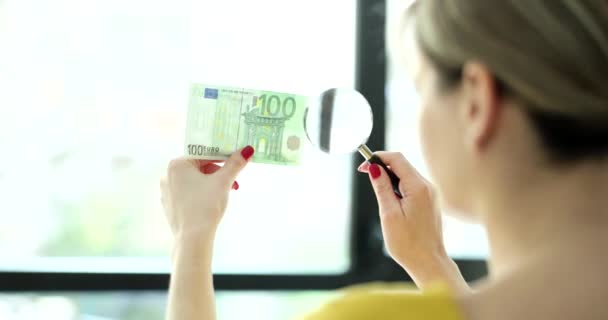 Γυναίκα Κοιτάζοντας Μέσα Από Μεγεθυντικό Φακό 100 Ευρώ Νομοσχέδιο Και — Αρχείο Βίντεο