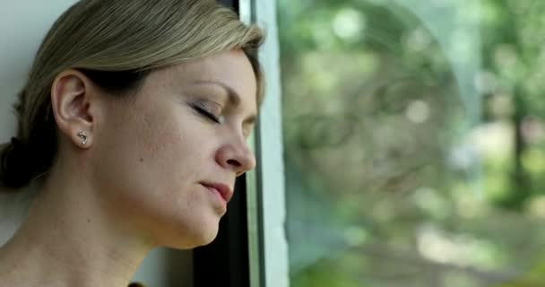 Tråkig Kvinna Uttråkad Och Tittar Genom Fönstret Film Slow Motion — Stockvideo