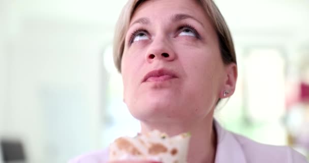 Γυναίκα Τρώει Νόστιμα Ορεκτικά Shawarma Και Απολαμβάνοντας Γεύση Ταινία Αργή — Αρχείο Βίντεο