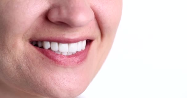 Międzyzębowa Szczotka Czyszczenia Między Zębami Pobliżu Pięknej Śnieżnobiałej Kobiety Uśmiech — Wideo stockowe