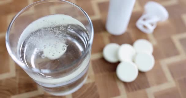Személy Fehér Tablettát Dob Egy Pohár Vízbe Vízoldható Vitaminok Fogalma — Stock videók