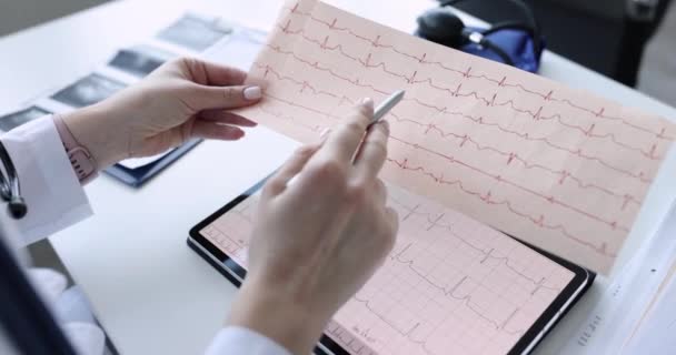 Médecin Cardiologue Examine Électrocardiogramme Sur Comprimé Douleurs Cardiaques Examen Médical — Video