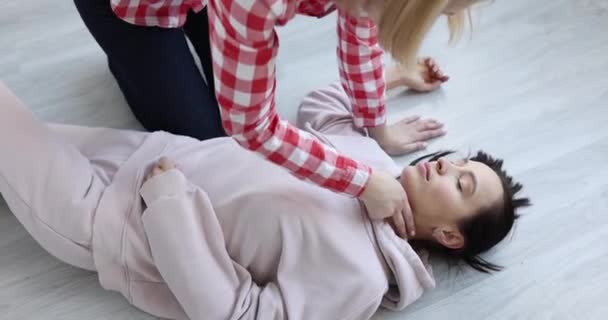 年轻女人躺在地板上不省人事 做心脏按摩 在有损失意识的情况下提供急救和救援 — 图库视频影像