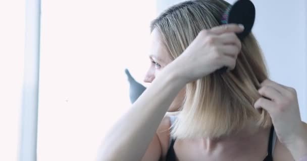 Wanita Menyisir Rambut Dan Berteriak Ketakutan Saat Kehilangan Kebotakan Pola — Stok Video