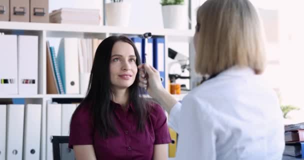 Neurologis Melakukan Pemeriksaan Medis Pada Pasien Penilaian Keadaan Mental Dari — Stok Video
