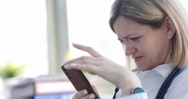 Zmęczony Smutna Kobieta Lekarz Patrzy Smartfona Zła Koncepcja Wiadomości Medycznych — Wideo stockowe