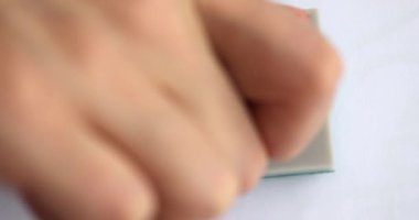 Kişi, kağıt damgasıyla onaylanır. Pozitif karar verme iş konsepti