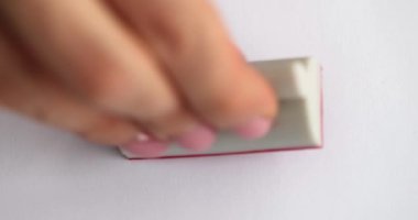 Kişi, koronovirüs omikron damgasını kağıda basıyor. Koronavirüs enfeksiyonu konsepti