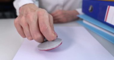 Masaya kırmızı pul yapıştıran kişi. Emlak konsepti satışı