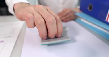 İş kadını onay mührünü basıyor. Noter onaylı kredi veya anlaşma kavramının finans ve ipotek planlama biçimi