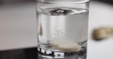 Bir bardak suda çözünür tıbbi tablet. Baş ağrısı konsepti için tıbbi coşkulu ilaç