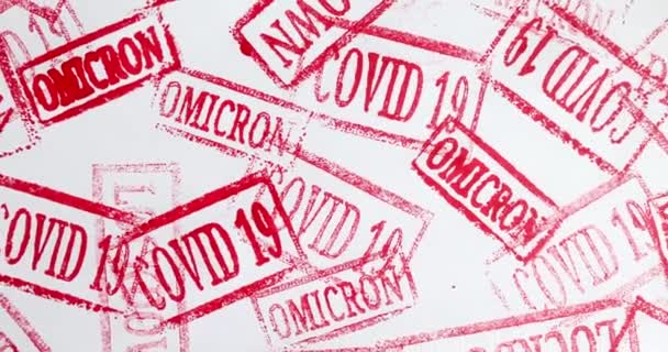 红色油墨邮票涵盖19号和奥米克隆三角洲闭锁背景 珊瑚病毒感染概念的传播 — 图库视频影像
