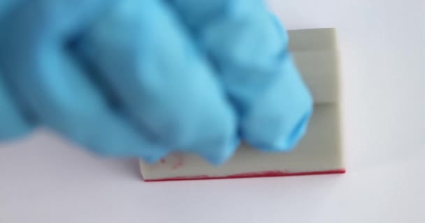 Läkare Handskar Sätter Deltasstämpel Papper Spridning Begreppet Infektion Med Coronavirus — Stockvideo