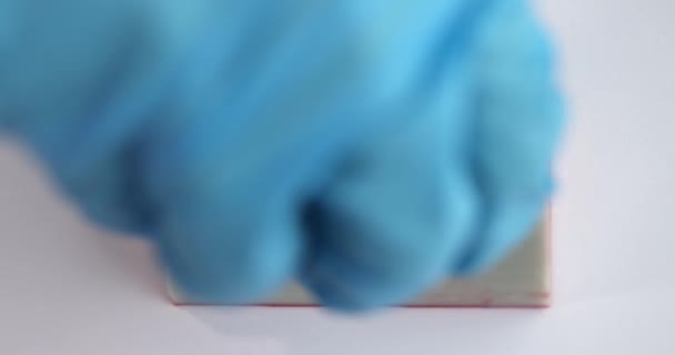 Doktor Handschuhen Bringt Einen Stempeligen Stempel Auf Papier Verbreitung Des — Stockvideo