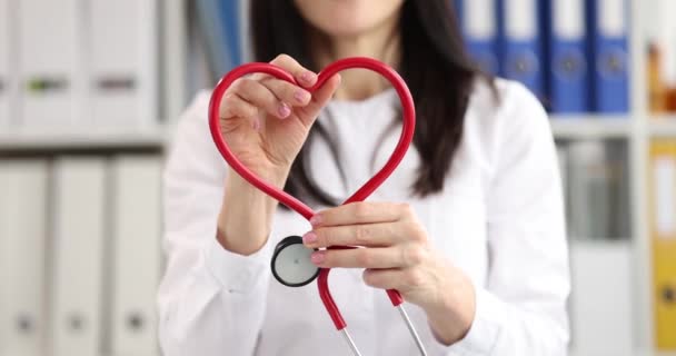 Doctor Hace Emblema Del Corazón Con Estetoscopio Concepto Enfermedad Cardiovascular — Vídeos de Stock