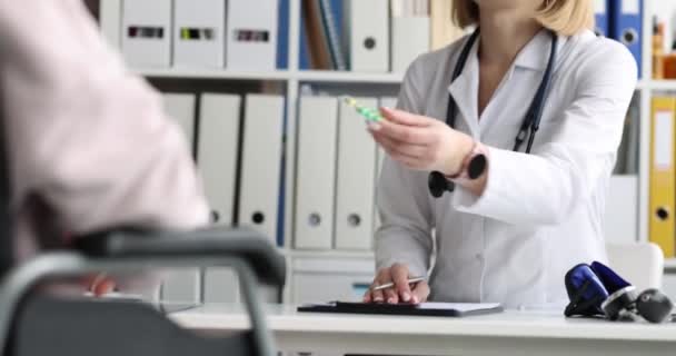 Доктор Выписывает Таблетки Женщине Инвалиду Инвалидном Кресле Концепция Льготного Лекарственного — стоковое видео