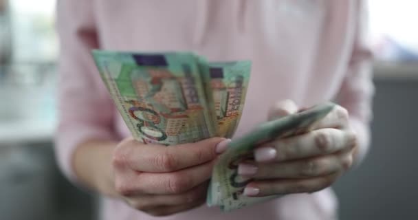 Mulheres Mãos Contando Dinheiro Belarusiano Filme Câmera Lenta Crise Económica — Vídeo de Stock