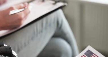 Pasaportu elinde tutan insanlar anketler ve nakit paralarla dolular. ABD Konsolosluğu Göçmenlik Başvurusu Formu 'nda yabancı elçiliğiyle istişare için hazırlandı.