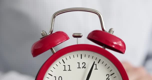 2つの鐘で赤い目覚まし時計リング 睡眠障害と覚醒の概念 — ストック動画