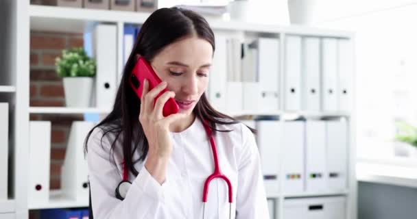 Femme Médecin Consulte Patiente Téléphone Sur Lieu Travail Consultation Médicale — Video