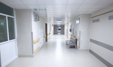 Oturan koltuğu olan boş modern hastane koridoru. Ayakta tedavi konsepti