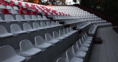 Stadyumdaki boş koltuklar ve stadyumdaki seyirci ve taraftarların olmadığı plastik koltuklar. Stadyum kapanıyor