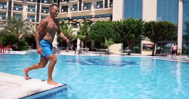 Genç Adam Koşar Havuza Atlar Turist Yaz Tatilini Otelde Yüzme — Stok video