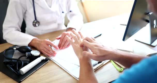 Paciente Coça Mão Consultório Médico Descascar Pele Causa Sintomas — Vídeo de Stock