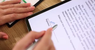 Stylus 'u tutan kişi tablete elektronik bir imza koyar. Tablet ve çevrimiçi iş sözleşmesinde elektronik grafik imzası