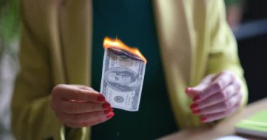 Bir kadın işyerinde dolar yakar. Ekonomik enflasyon ve iş dünyasında mali kriz