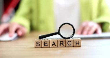 İnternet ağları hakkında bilgi veri kavramını araştır. Dizüstü bilgisayar klavyesine kadın el yazısı girdisi