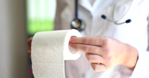 Médecin Démontre Rouleau Papier Toilette Des Problèmes Diarrhée Serviette Papier — Video