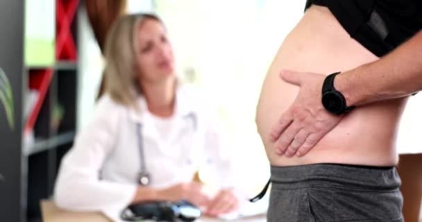 女性医師と腹脂肪を持つ男性患者 肥満による糖尿病と診断された患者 — ストック動画