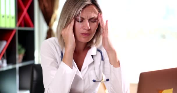 Klinikteki Kadın Doktor Baş Ağrısı Çekiyor Ağrı Migren Yüzünden Çaresiz — Stok video
