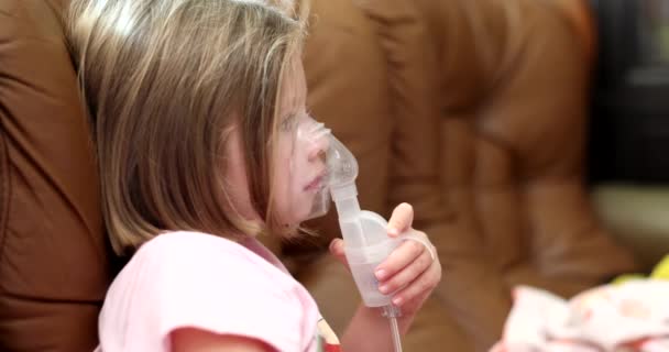 Ein Kind Hause Gegen Grippe Und Erkältung Behandeln Porträt Eines — Stockvideo