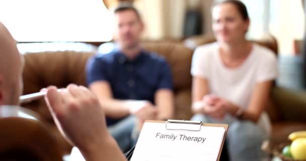 Terapia Familială Sau Consilierea Familială Specialistul Bărbat Femeie Canapea Timpul — Videoclip de stoc