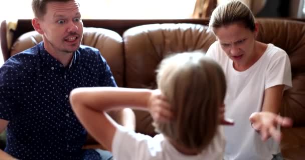 Père Mère Châtient Crient Après Leur Fille Pour Désobéissance Parents — Video