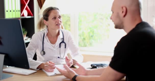Dokter Vrouw Praat Met Mannelijke Patiënt Kliniek Medische Consultatie Medische — Stockvideo