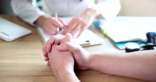 Lékařská Ruka Leží Pacientově Ruce Poskytuje Psychologickou Podporu Soucit Smrtelná — Stock video