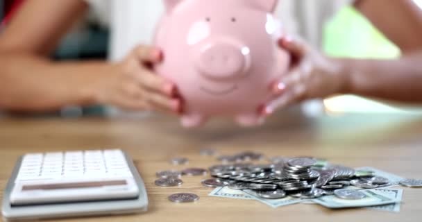 Pilha Banco Piggy Moedas Dólares Calculadora Depósito Orçamento Financeiro Investimento — Vídeo de Stock
