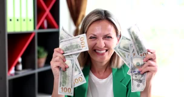 Emocionada Mujer Feliz Sosteniendo Billetes Dólar Empresaria Feliz Con Beneficio — Vídeo de stock