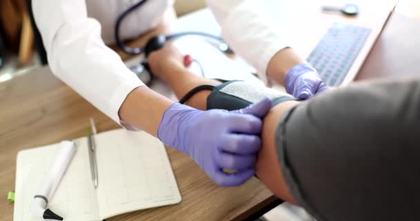 Doktor Kardiyolog Klinikteki Adamın Osuruğuna Tonometre Koydu Nsanlarda Normal Kan — Stok video