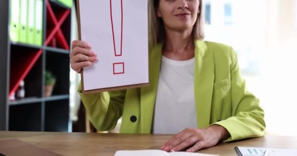 Ünlem Işareti Ofisteki Başarılı Kadını Başlangıç Için Şaşırtıcı Dikkat Duygular — Stok video