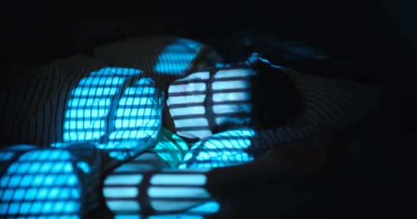 Mujer Duerme Cama Relámpago Azul Brillante Insomnio Conceptualmente Miedo Las — Vídeos de Stock