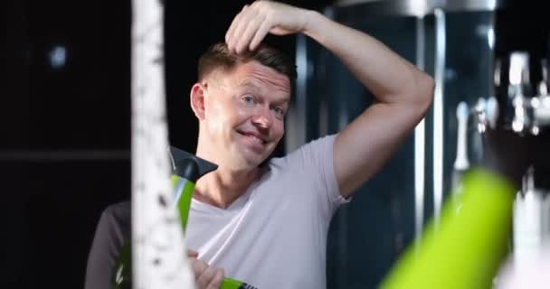 Jonge Knappe Man Kijkt Spiegel Doet Haarstyling Met Haardroger Stijlvolle — Stockvideo